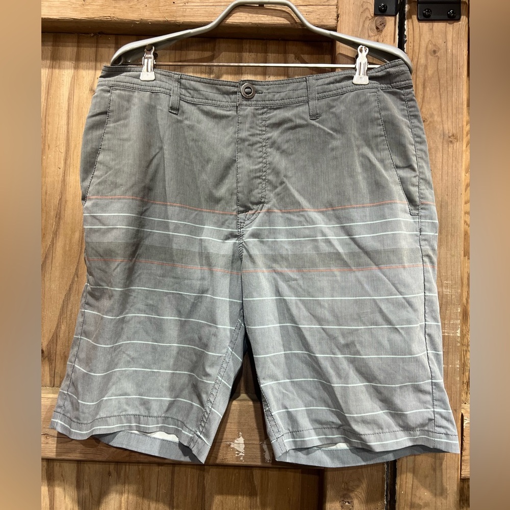 Volcom 9” Inseam Board Shorts Striped With Pockets Men’s Size 33